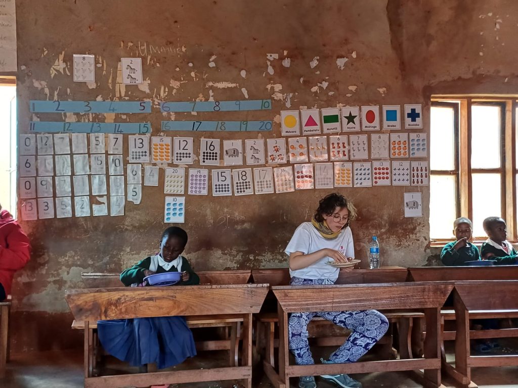 Rebecca Valbusa durante un pranzo alla scuola elementare