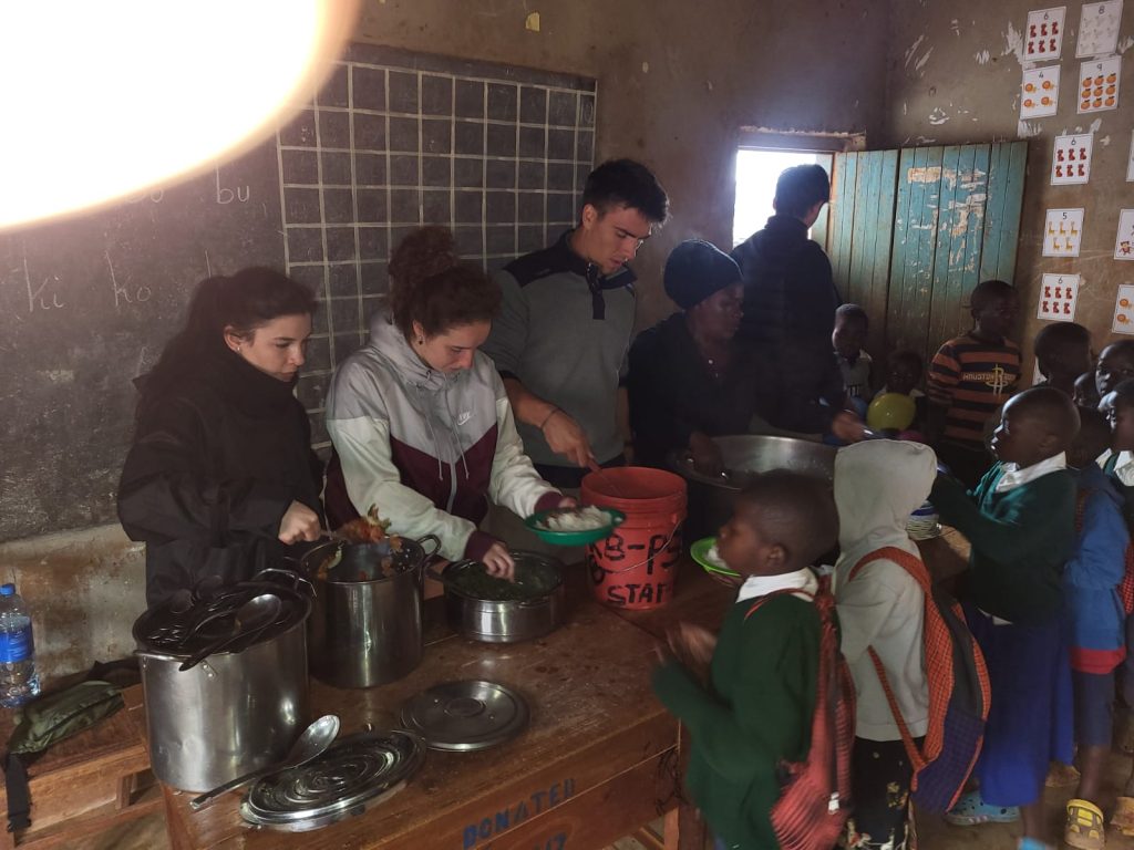 La distribuzione del pranzo alla scuola elementare